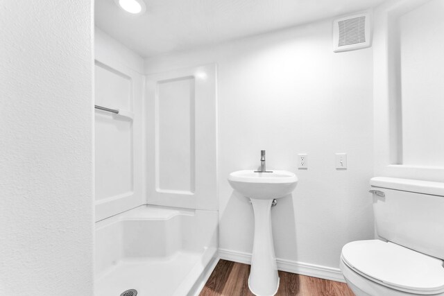 1107 E Mccracken Rd, Ozark, MO 65721 - full bath with toilet, wood finished floors, visible vents, a stall shower, and baseboards