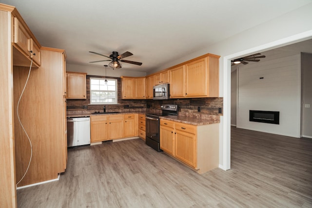 kitchen with backsplash, stainless steel appliances, ceiling fan, and light wood-style floors