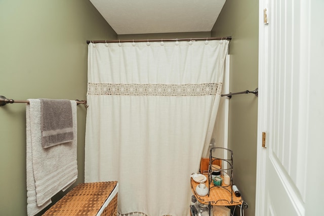full bath with curtained shower