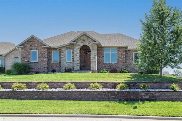 view of front of home featuring brick siding and a front yard