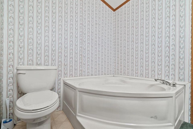 26929 Cordwood Ridge Dr, Shell Knob, MO 65747 - full bathroom featuring toilet, wallpapered walls, and a garden tub