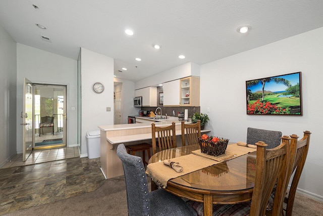 dining room with recessed lighting, baseboards, visible vents, and lofted ceiling