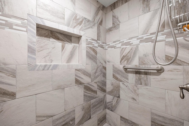 room details featuring a tile shower