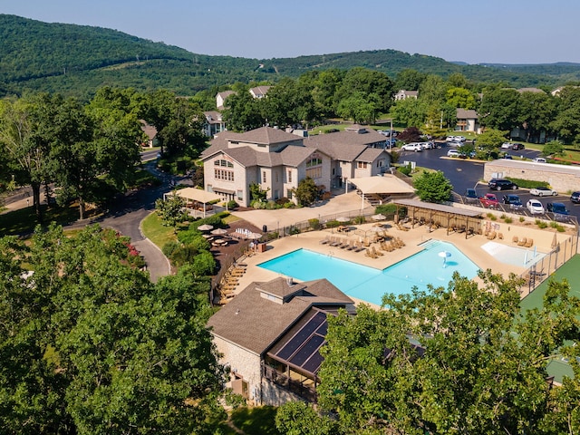 birds eye view of property featuring a wooded view