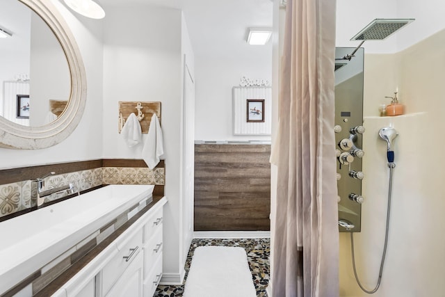 full bathroom featuring visible vents, a shower with curtain, and vanity