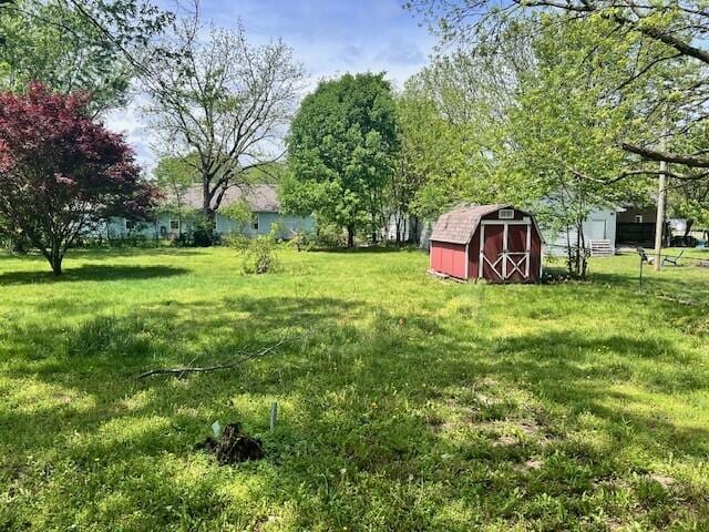 view of yard with an outbuilding and a shed
