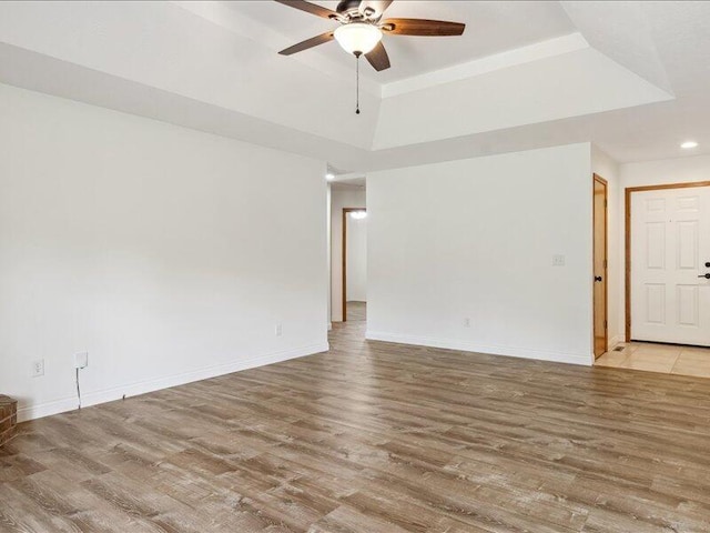 empty room featuring light wood-type flooring, recessed lighting, baseboards, and ceiling fan