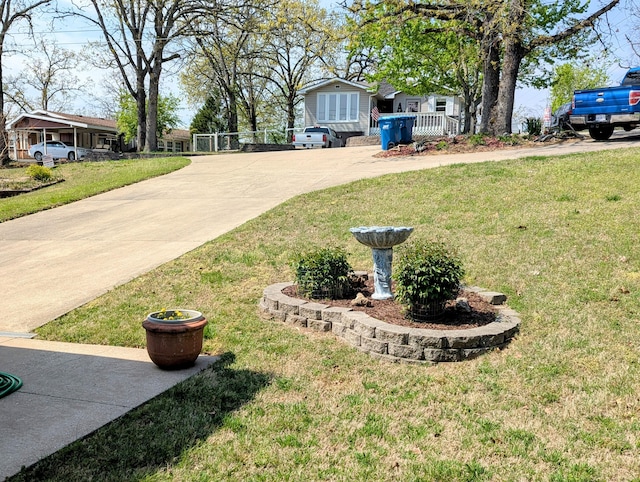 view of yard with driveway