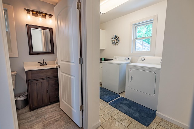 laundry room with washer and clothes dryer and baseboards