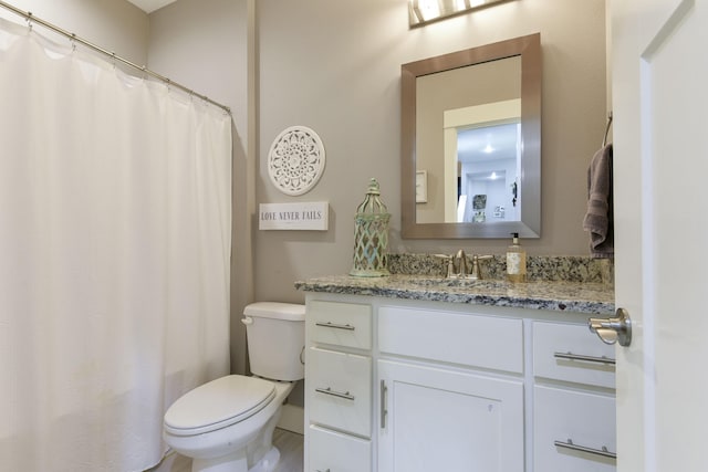full bathroom featuring vanity, a shower with curtain, and toilet