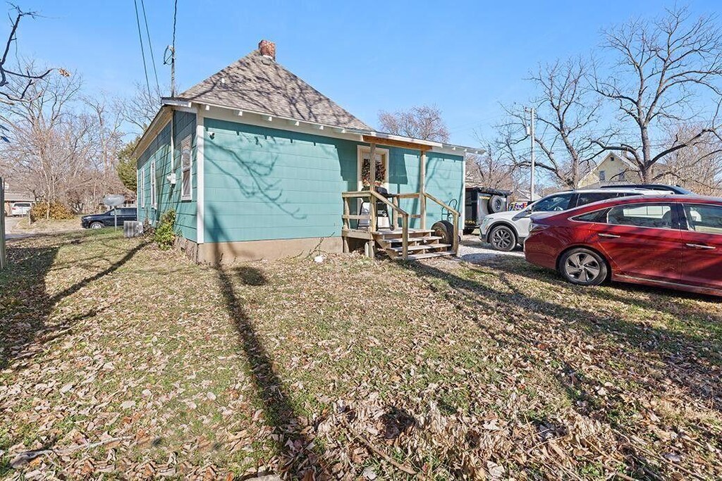 722 W Brower St, Springfield, MO 65802 - exterior space featuring a lawn