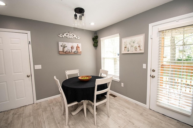dining space featuring visible vents, light wood-style flooring, baseboards, and recessed lighting