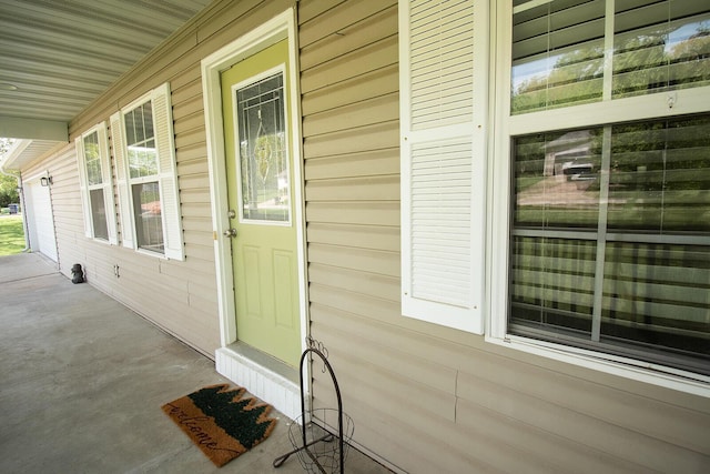 entrance to property featuring covered porch