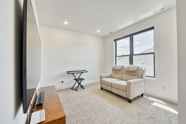 living area with carpet, baseboards, visible vents, and recessed lighting