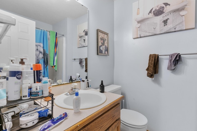 full bath featuring toilet, vanity, and a shower with shower curtain