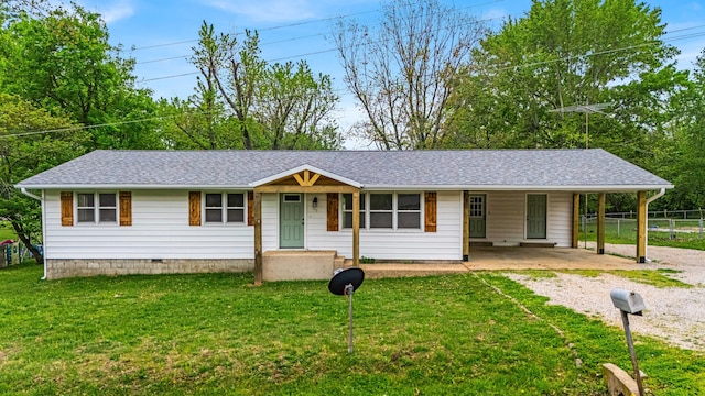 single story home with roof with shingles, driveway, fence, and a front yard