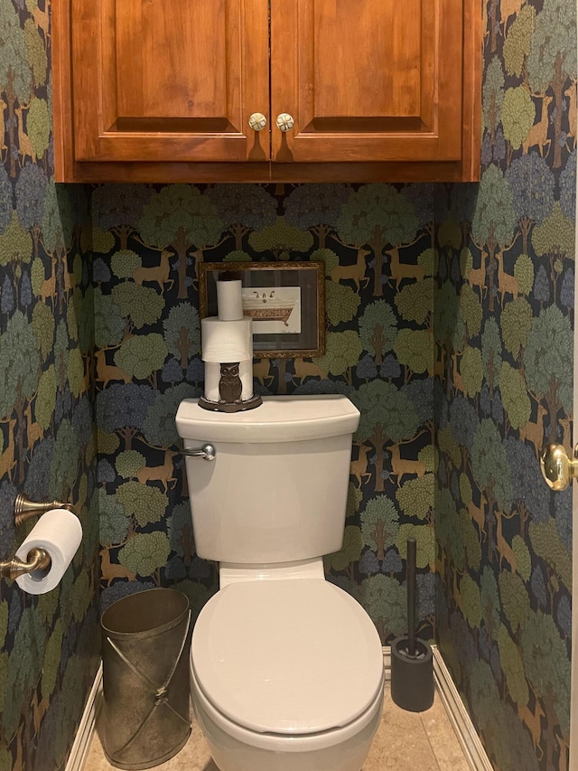 bathroom featuring baseboards and wallpapered walls
