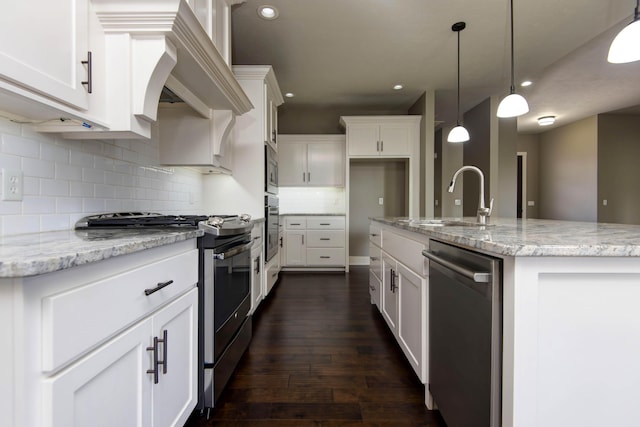 kitchen with a sink, stainless steel appliances, dark wood finished floors, a center island with sink, and decorative backsplash
