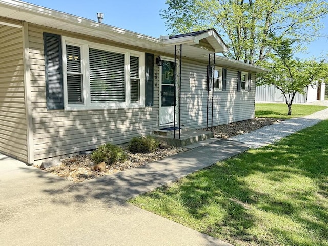 view of front facade with a front lawn