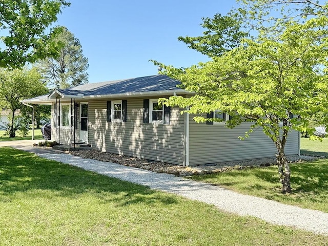 ranch-style house with crawl space and a front yard