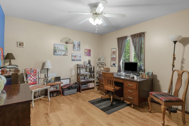 2941 S Versailles Ave, Springfield, MO 65804 - home office with light wood-style flooring and a ceiling fan