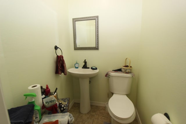 289 Frog Pond Rd, Seymour, MO 65746 - bathroom featuring tile patterned floors, toilet, baseboards, and a sink