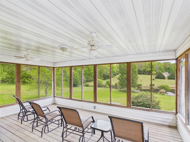sunroom with ceiling fan