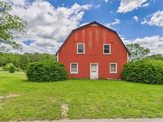 view of barn with a yard