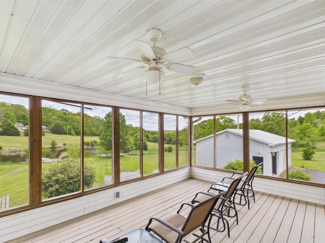 sunroom / solarium featuring a ceiling fan