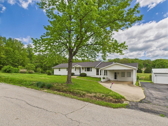 ranch-style house featuring a front yard