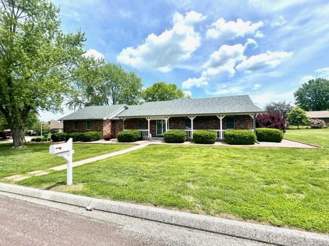 view of front of property featuring a front yard