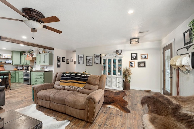 living room featuring visible vents, light wood-style flooring, ceiling fan, and recessed lighting