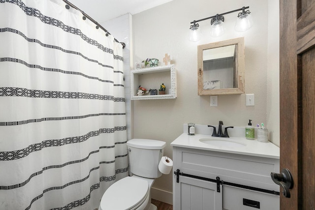 full bath with toilet, vanity, and curtained shower