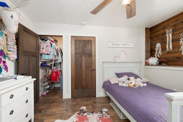 bedroom featuring dark wood-type flooring and a ceiling fan