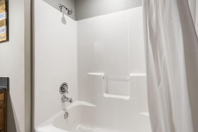 bathroom with shower / tub combo