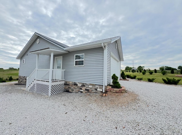 view of front of home featuring gravel driveway