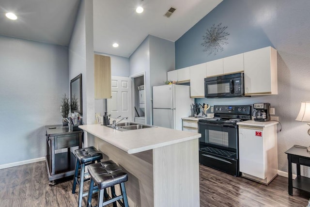 813 Holiday Rdg Unit H-11, Branson, MO 65616 - kitchen featuring a kitchen bar, a sink, high vaulted ceiling, visible vents, and black appliances