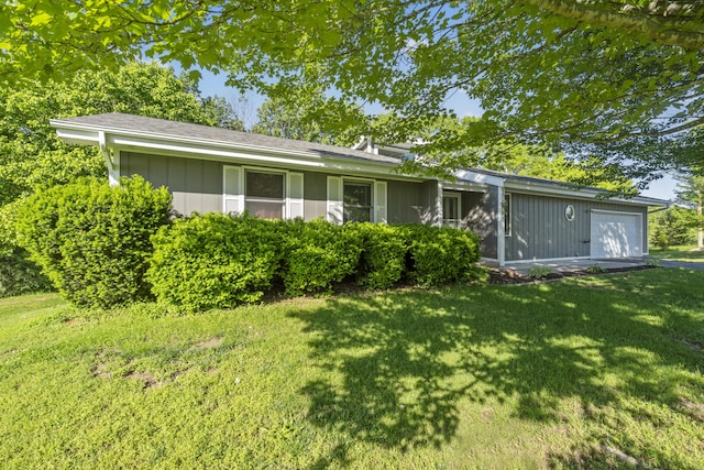 408 Meadowlark Rd, Branson West, MO 65737 - view of front of house with an attached garage and a front yard