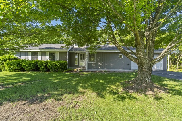 408 Meadowlark Rd, Branson West, MO 65737 - single story home featuring board and batten siding, a shingled roof, a front lawn, and driveway