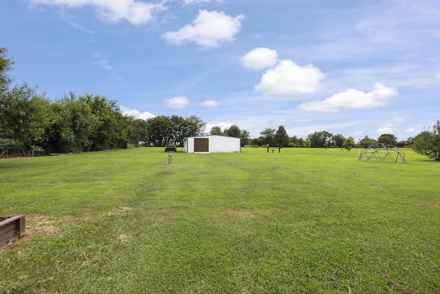 view of yard featuring a pole building and an outbuilding