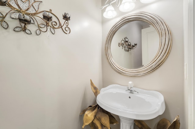 bathroom featuring a chandelier and a sink