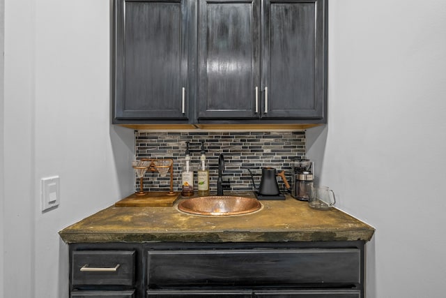indoor wet bar featuring backsplash