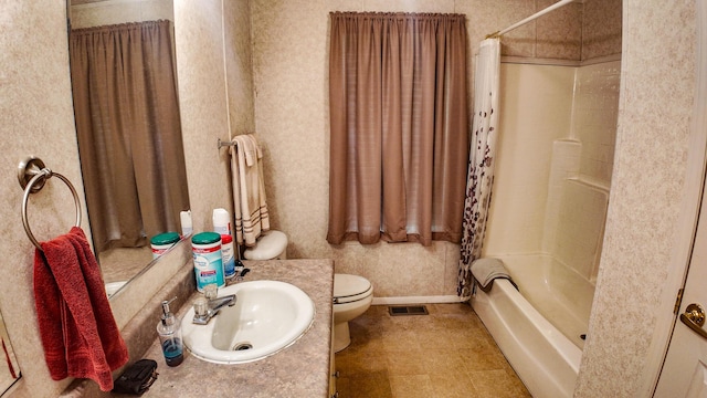 1156 SE 180th Rd, Clinton, MO 64735 - bathroom featuring toilet, shower / bath combo with shower curtain, vanity, and baseboards