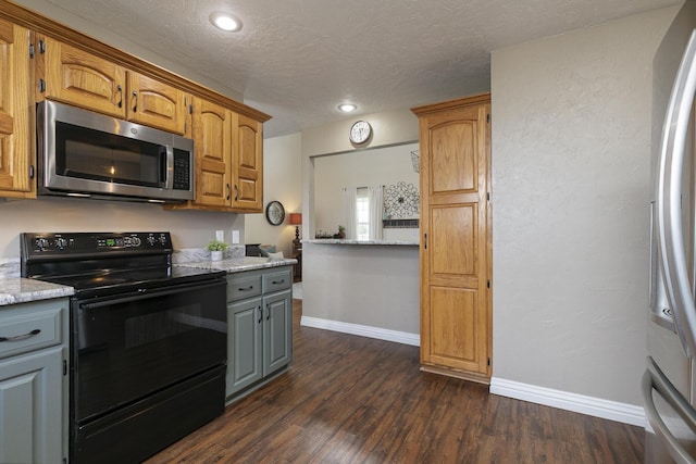 kitchen with stainless steel appliances, baseboards, dark wood finished floors, gray cabinetry, and recessed lighting