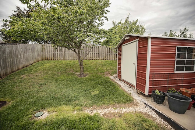 824 E Crystal Ave, Nixa, MO 65714 - view of yard featuring an outdoor structure and a storage shed