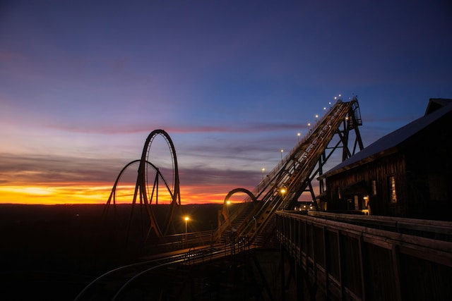 view of yard at dusk