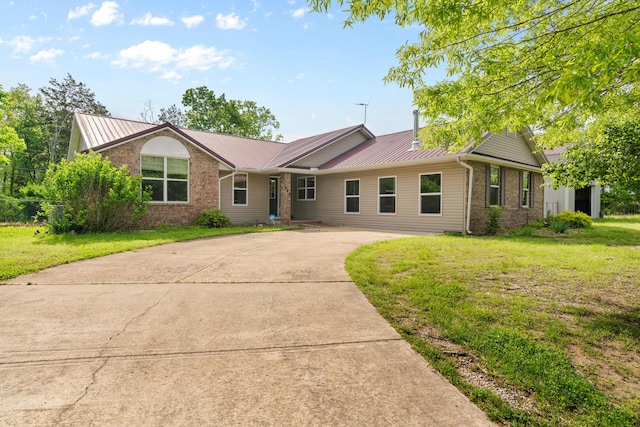 245 Country Hills Rd, Branson, MO 65616 - ranch-style house with brick siding, a front yard, driveway, and metal roof