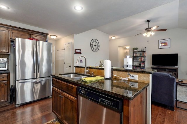 kitchen with stainless steel appliances, a sink, dark wood-style flooring, ceiling fan, and vaulted ceiling