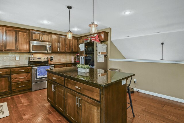 2107 S Gristmill Ct, Ozark, MO 65721 - kitchen featuring stainless steel appliances, a breakfast bar area, dark wood-style floors, decorative backsplash, and baseboards
