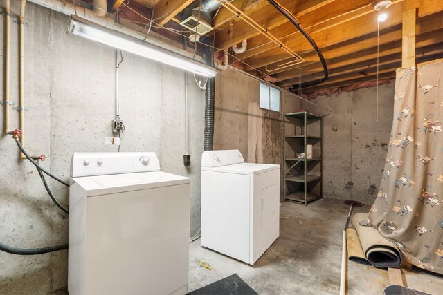 washroom featuring washing machine and clothes dryer